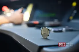驾驶台上倒立着一瓶矿泉水：武汉高铁司机“尖兵班”这样练车技图片