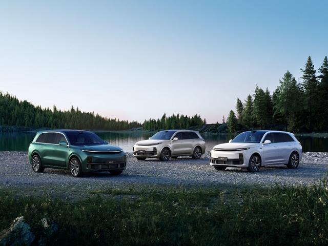 理想汽车周销量0.84万辆 理想><p>从新势力品牌来看，6月5日-6月11日周销量前5名的品牌是理想、零跑、腾势、哪吒和蔚来，周销量分别是0.84万辆、0.30万辆、0.23万辆、0.19万辆和0.15万辆。值得注意的是，理想汽车的周销量甚至超过了零跑、腾势和哪吒汽车周销量的总和。此外，截至6月11日，理想6月完成了1.19万辆的汽车销量，成为中国新势力品牌汽车中唯一一个销量超过0.5万辆的品牌。</p><p>从豪华品牌来看，6月5日-6月11日周销量排名中，理想汽车继续保持前5名，前4名分别是特斯拉、奔驰、奥迪和宝马，周销量分别是1.64万辆、1.27万辆、1.23万辆和1.15万辆。</p><p>值得一提的是，近日，记者从理想及官方App获悉，理想ONE已经正式停止接受新订单，目前官方App已经关闭了理想ONE的订购页面。</p><p>作为国内首款增程式SUV车型，理想ONE是理想汽车在2018年10月推出的智能电动中大型SUV，于2019年12月交付，截至目前，累计交付超20万辆。据官方消息称，目前理想ONE已经停产停售，后续持续以生产销售理想ONE换代车型—理想L8为主。</p></body></html>