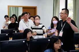 考生家长“探秘”评卷现场，高考试卷原来这样评图片