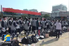 17.5万人开考！临沂中考开考首日 老师为考生们送上祝福图片