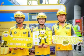 武汉外卖骑手“智能头盔”上线！警企共建用科技为骑手护航图片