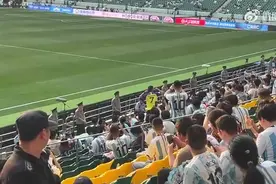 这...阿根廷vs澳大利亚现场，球迷身穿C罗球衣在工体“siu”庆祝图片