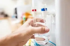 头皮发麻！“喝过的水被蟑螂爬过”上热搜！员工身体不适查过敏源，结果发现公司饮水机里…图片