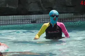 果然视频|济南超38℃！女市民戴“脸基尼”游泳降温图片