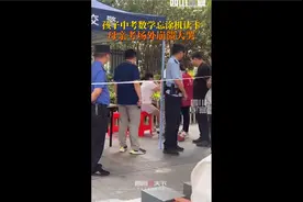 男生中考忘涂机读卡妈妈大哭让人心疼 网友疑惑：这怎么会忘？图片