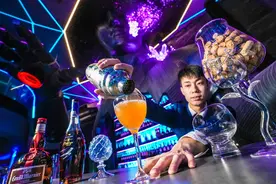 年轻人夏夜消费聚集地！北京64家入选2023酒吧指南图片