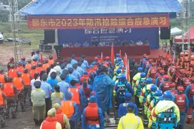 邵东：开展防汛抢险综合应急演习图片