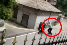 交警遇男子冲卡将其推下斜坡？当地回应纪委已介入调查视频封面