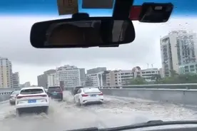 市民投诉雨天高架桥也积水，管养人员：垃圾堵住排水口视频封面