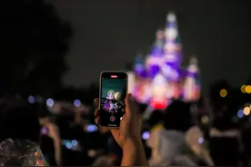 上海迪士尼7周年：2万元酒店套房售罄，代购疯抢新周边，烟花秀却在缩水图片