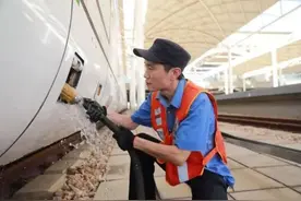 每天2万步！40℃高温下的列车“上水工”图片