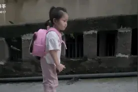 因穿衣太慢向妈妈道歉的女孩豆豆，可以上小学了！图片