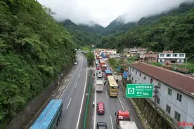 突发！银昆高速云南境内一隧道附近山体落石，车队堵成长龙 交警已实行单向管控图片