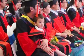 果然视频|毕业典礼温情时刻：博士、硕士们抱宝宝、戴花冠图片