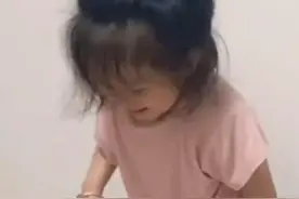因穿衣太慢向妈妈道歉的女孩豆豆，可以上小学了！图片