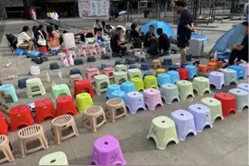 实探音乐节演出2天前排队现场：睡帐篷坐板凳4天拿460元，还有人售卖代跑抢位图片