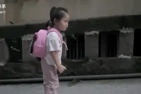 女孩得知能去上学开心大笑！“我还以为人家不要我呢……”图片