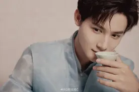 男演员道歉了！因为在车内…图片