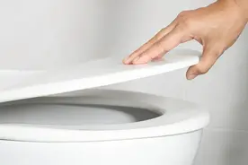 切记！上厕所途中千万不要冲厕所，因为……图片