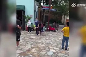 女子在上海迪士尼崩溃大哭：在北京不会这样图片