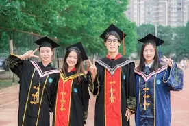 云肩、马面裙、手工刺绣……武汉这两所高校“中国气派”学位服太绝了！图片