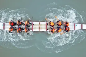 长三角龙舟斗牛赛在金山吕巷鸣锣开桨图片