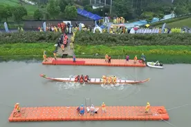 龙舟斗牛精彩来袭！今天，长三角16支队伍在金山展开激烈的水上“角逐”→图片