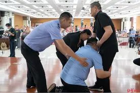 “父亲节”的团圆！男子患癌被推进手术室前，得知失踪38年的儿子找到了……图片