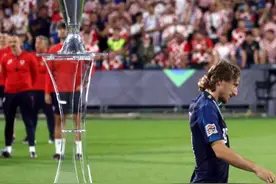 再次无缘国家队大赛冠军！莫德里奇带领克罗地亚获欧国联亚军图片