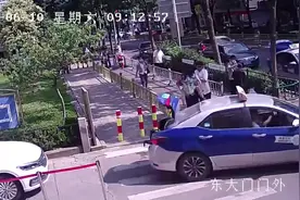 带娃妈妈餐馆晕倒 济南交警先背女子就医再给孩子当“保姆”图片