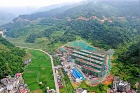 广西凤山县三门海寿源新村建设高效推进图片