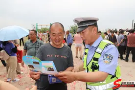 霍州交警宣传进庙会 安全出行记心间图片