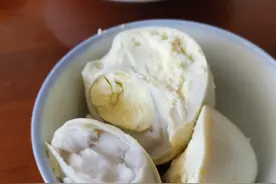 大连女子买了2个鹅蛋，煮熟后打开一看...不敢吃了图片