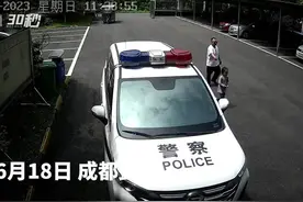 走失小孩被路人“捡到”，民警暖心为其寻回家人图片