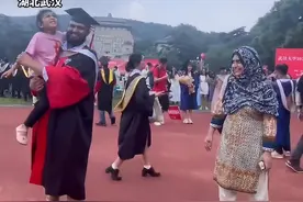巴基斯坦博士后带妻女参加武大毕业典礼：决定留在中国生活，并对自己的未来许下寄语图片