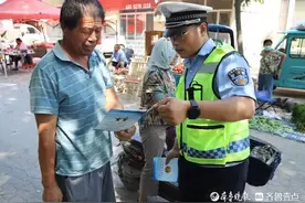 晾晒小麦突遇暴雨，惠民县姜楼镇志愿者帮老人“龙口”抢收图片