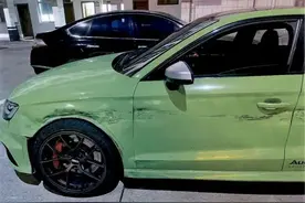 “富二代”开豪车闹市区“炸街”，被举报后冲撞警车逃跑图片