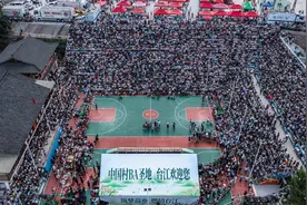 访客络绎不绝，平日里“村BA”圣地有多热闹？｜手记图片