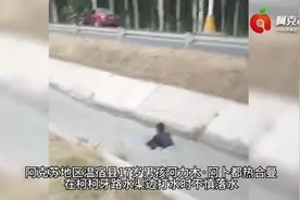 暖心！警民合力救起落水男子图片