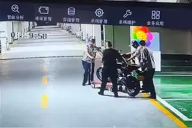 云南一业主将摩托车停自家地下车位被物业拖走，律师：涉嫌侵权图片