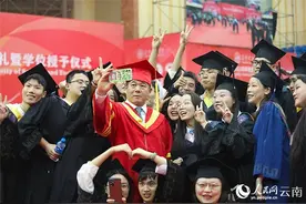 昆理工学生叫校长“华子哥”， 校长：我很喜欢图片