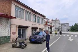 冲动的代价！男子用弹弓连续打碎商铺玻璃，只是为了……图片