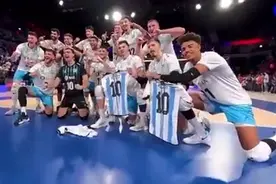 诛心！阿根廷男排击败法国男排，赛后阿根廷队员们晒梅西球衣庆祝图片