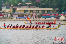 南北游客端午节松花江上观赛龙舟图片