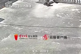 男子遇蛇跳到爸爸身上求安慰 壮汉变宝宝图片