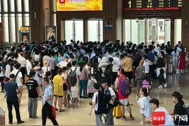 6月22日三亚动车站开行列车共49.5对图片