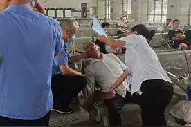 旅客候车室突然昏迷，铁路工作人员争分夺秒赢得抢救时间图片