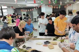 汕头：中外师生制作“潮式”粽子，半咸半甜感受潮汕文化图片