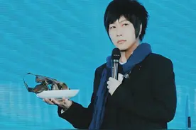 五月天武汉演唱会首日：返场三次，为武汉市民送上《勇敢》，歌迷在返程地铁上大合唱图片