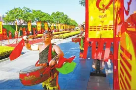 击鼓劲舞 传承弘扬中华优秀传统文化——伏羲大典地方表演者特写图片